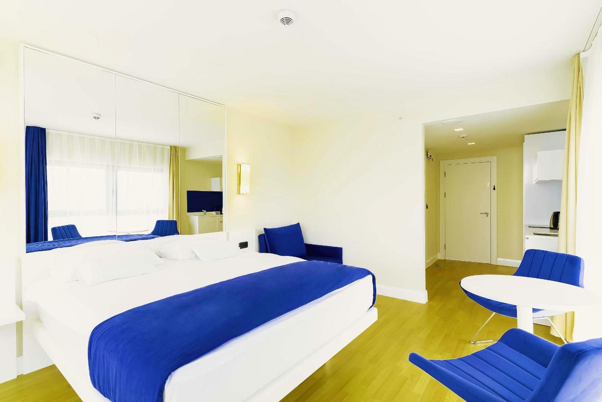 Orbi Twin Towers Aparthotel With Sea View Batumi Exterior photo