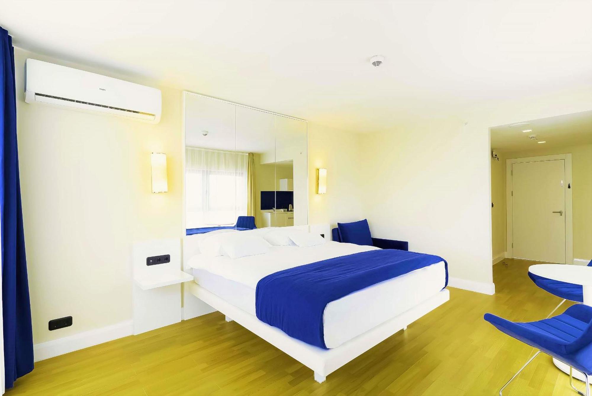 Orbi Twin Towers Aparthotel With Sea View Batumi Exterior photo