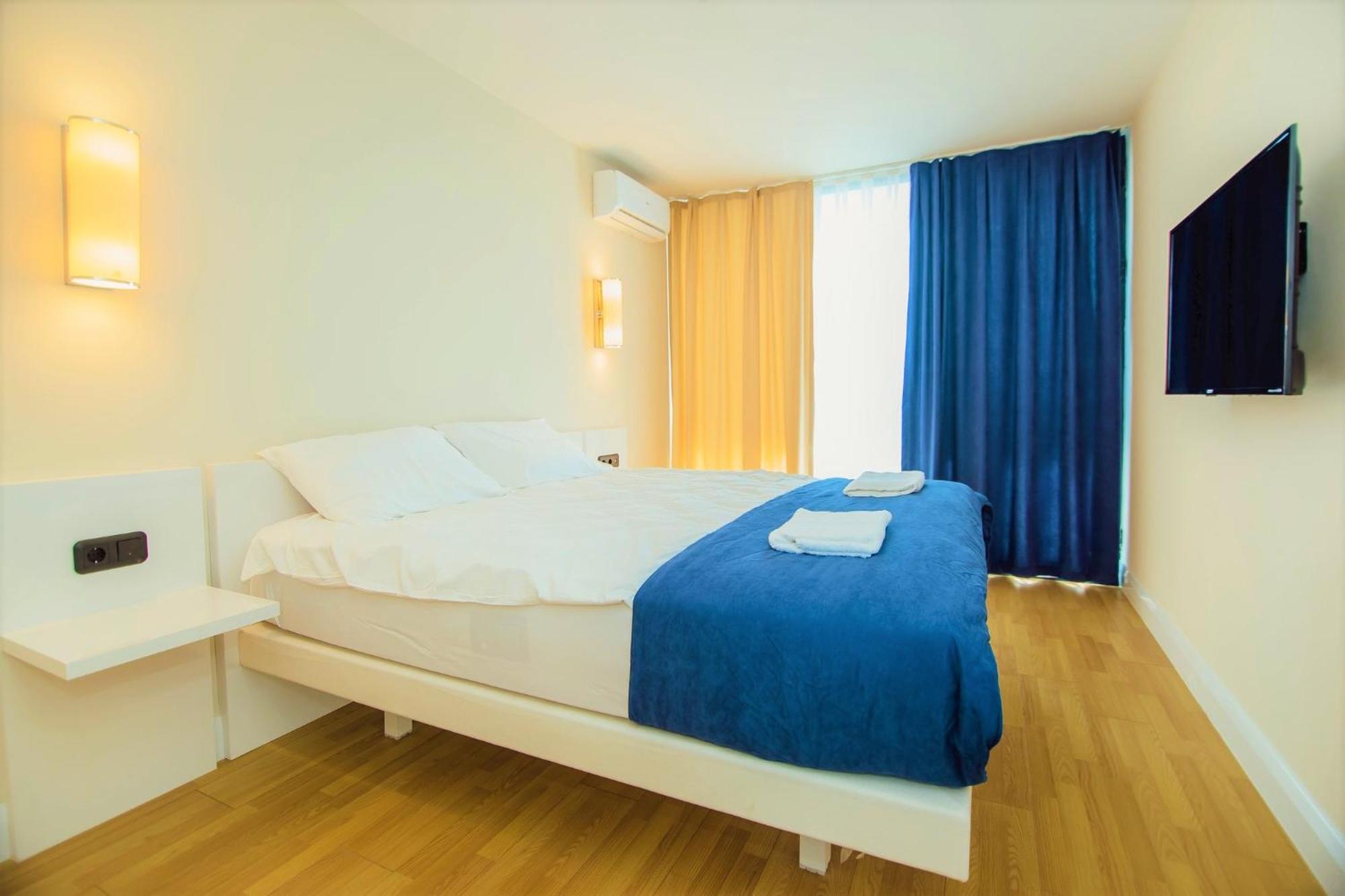 Orbi Twin Towers Aparthotel With Sea View Batumi Exterior photo