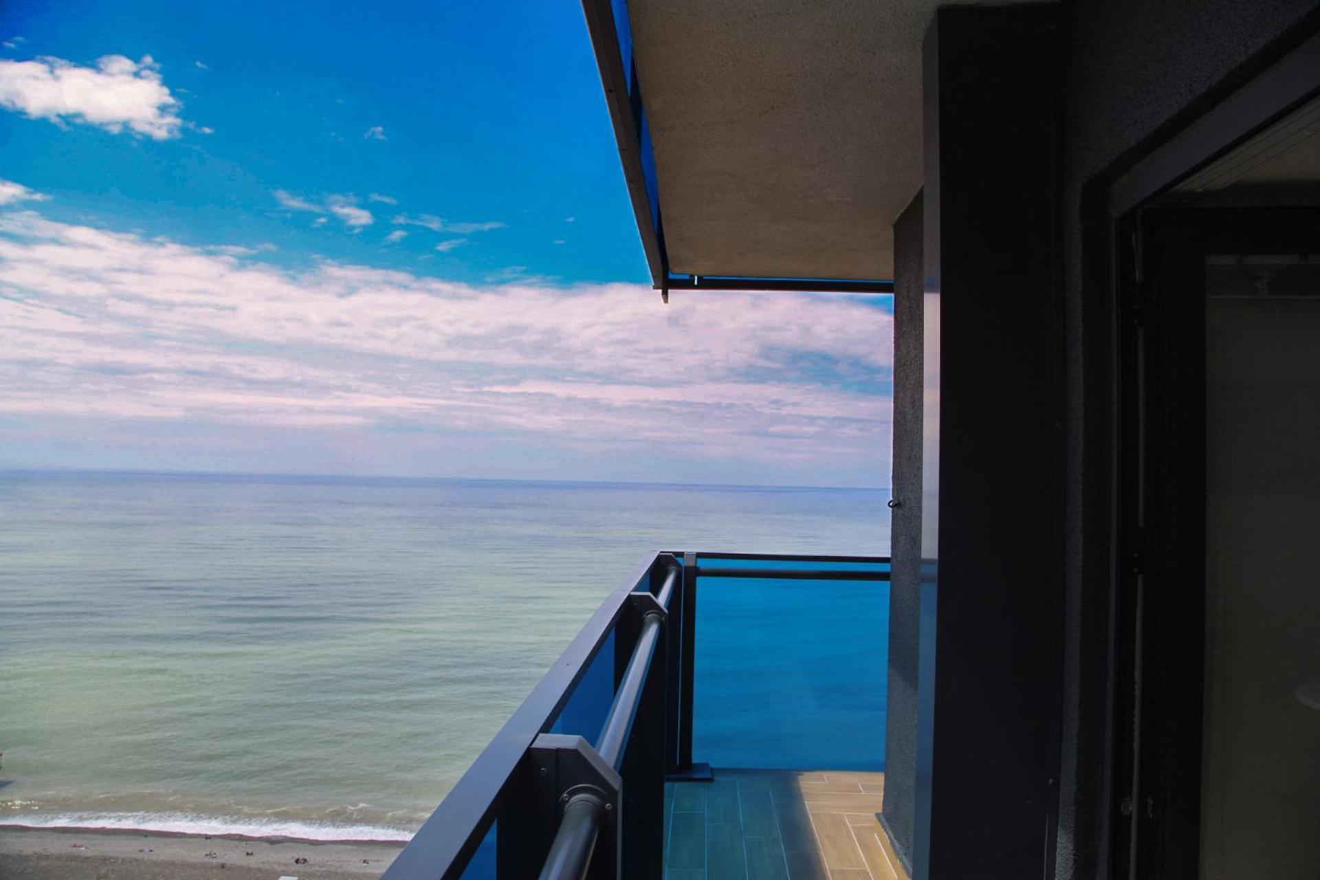 Orbi Twin Towers Aparthotel With Sea View Batumi Exterior photo