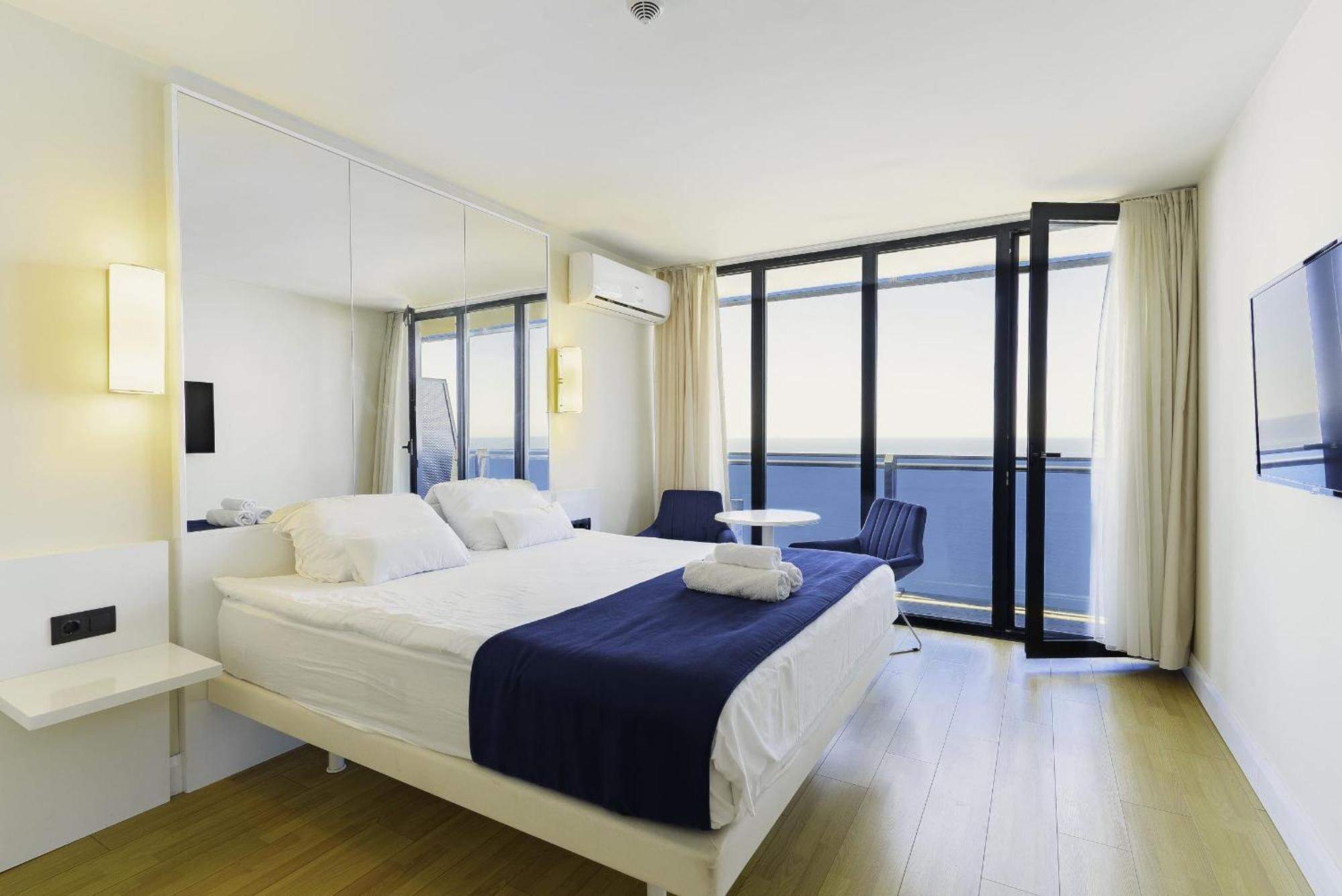 Orbi Twin Towers Aparthotel With Sea View Batumi Exterior photo